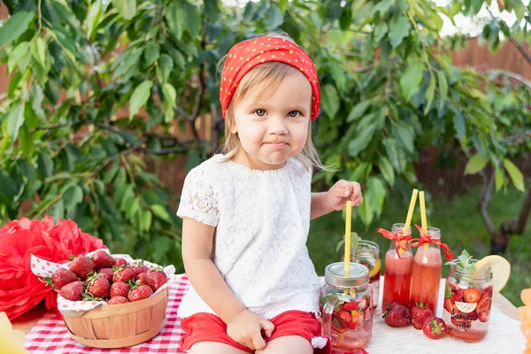 Lemonade Berdiri Gadis Kecil Yang Manis Mencoba Menjual Limun Strawberry — Stok Foto