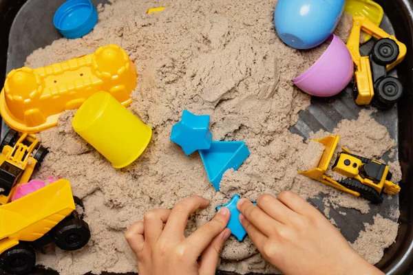 Ребенок Играет Кинетическим Песком Игрушечной Строительной Техникой Рука Ребенка Песке — стоковое фото