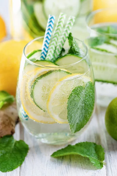 Desintoxicación Refrescante Agua Descarada Con Pepino Jengibre Menta Limón Vasos —  Fotos de Stock