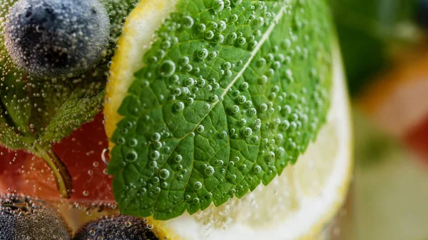 Eau Détoxifiante Rafraîchissante Avec Concombre Gingembre Menthe Citron Dans Les — Photo