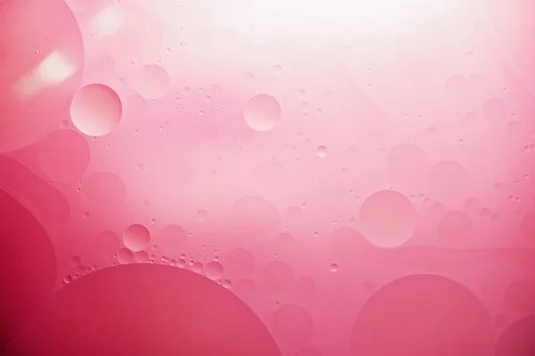 サンゴの背景に気泡のある油です ピンクのアブストラクト空間背景 ソフト選択的フォーカス 水面に油滴のマクロ コピースペース 水の中の気泡です クローズアップとフラットレイスタイル — ストック写真