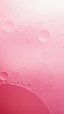 Parlak mercan tek renkli arka planda baloncuklu yağ dokusuyla yapılmış web pankartı. Yumuşak seçici odaklanma. Su yüzeyine makro yağ damlaları. kopyalama alanı. Sudaki hava kabarcıkları.