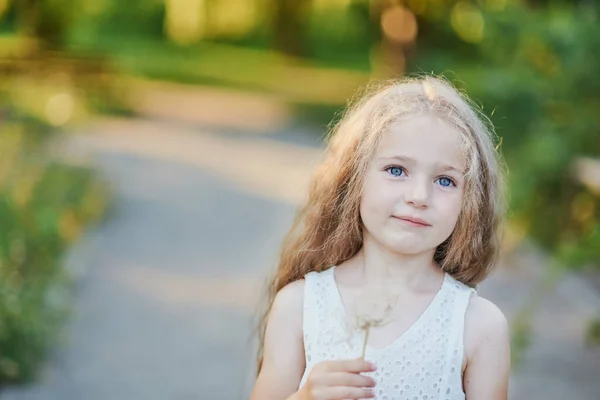 Potret Musim Panas Gadis Dengan Dandelion Besar Tutup Foto Bunga — Stok Foto
