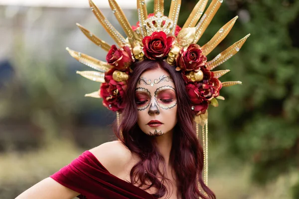 在墨西哥的 死亡日 脸上涂满了骷髅的年轻女子 Calavera Catrina穿着红色衣服的肖像 糖骷髅化妆品Dia Los Muertos 死亡之日 万圣节 — 图库照片