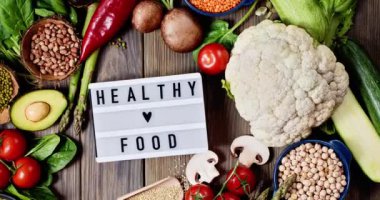 çeşitli sebzeler. Sağlıklı gıda konsepti. Düz yatıyordu. Taze sebzeler ve yumurtalar, otlar ve baharatlar. Çiğ sebze teslimatı. İngilizce metin. Işık kutusunda sağlıklı yiyecek.