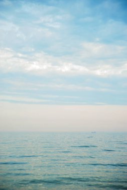 Deniz ufku ve mavi gökyüzü olan deniz manzarası. Geçmişi. Rahatlatıcı günbatımı renkleriyle resmedilmiş deniz manzarası