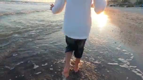 Καλοκαιρινές Διακοπές Στη Θάλασσα Αγόρι Shirt Στην Παραλία Παιδί Τρέχει — Αρχείο Βίντεο