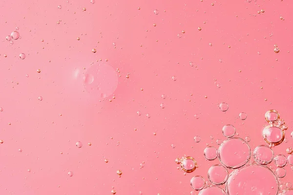 Aceite Con Burbujas Sobre Fondo Monocromo Coral Rosa Claro Fondo — Foto de Stock