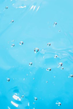 Makro Aloe vera jel kozmetik dokuyu köpüklü pembe ve mavi arkaplanı kapatın. Limon çimeni cilt bakımı ürünü. Aloe veralı antibakteriyel sıvı, nemlendirici. Serum dokusu. El dezenfektanı