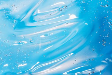 Makro Aloe vera jel kozmetik desen mavi arkaplanı kabarcıklarla kapatın. Limon çimeni cilt bakımı ürünü. Aloe veralı antibakteriyel sıvı, nemlendirici. Serum dokusu. El dezenfektanı
