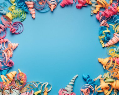 Doğum gününü kutlamak için renkli flamalarla parti geçmişi. Dağınık konfetiyle dolu bir yer. Renkli kutlama konsepti. Boşluğu mavi arkaplana kopyala. 4x5