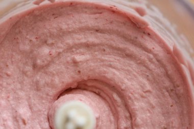 Karışık çilekli yoğurt ve muzlu blender bardağını kapat. Meyve suyu hazırlama süreci, üst görünüm. Stawberry milkshake 'i cam karıştırıcı konseptiyle karıştırmak.