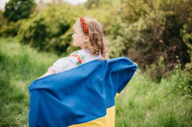 Ukrayna 'nın Bağımsızlık Bayrağı Günü. Anayasa günü. Üzerinde Ukrayna 'nın sarı ve mavi bayrağı olan nakışlı tişörtlü çocuk Ukraynalı kız çocuğu. Ukrayna 'nın bayrak sembolleri. Kiev, Kiev günü