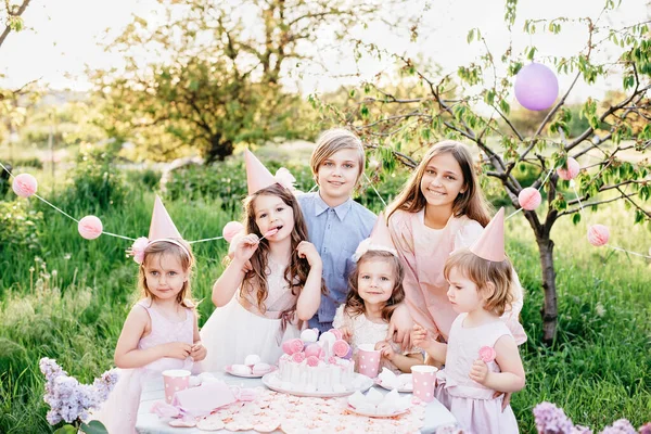 아이들의 공원에서 축하하는 아이들의 아이들은 케이크에 양초를 아이들은 분홍색 파스텔 — 스톡 사진