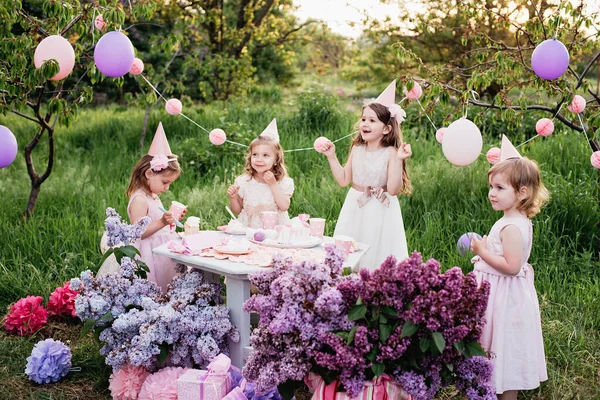 아이들의 공원에서 축하하는 아이들의 아이들은 케이크에 양초를 어린이들 분홍색 파스텔 — 스톡 사진