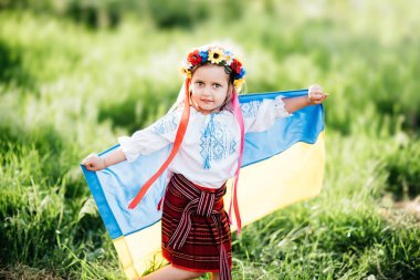 Ukrayna 'nın Bağımsızlık Bayrağı Günü. Anayasa günü. Üzerinde Ukrayna 'nın sarı ve mavi bayrağı olan nakışlı tişörtlü çocuk Ukraynalı kız çocuğu. Ukrayna 'nın bayrak sembolleri. Kiev, Kiev günü