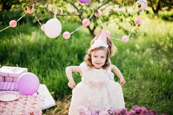 Gelukkige Verjaardag Meisje Mooie Tuin Vier Jaar Kind Eet Gelukkige — Stockfoto