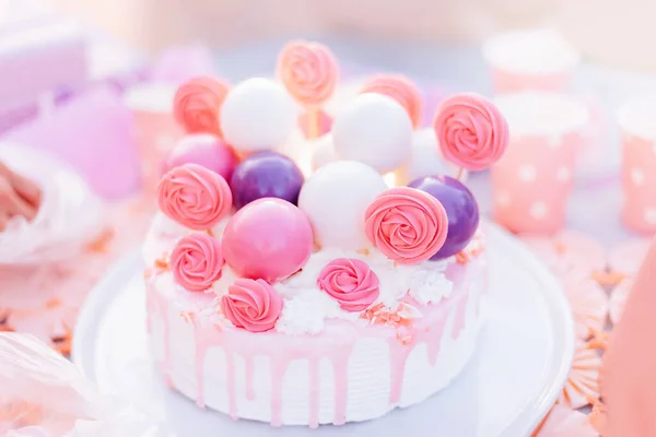 Feestversiering Verjaardag Bruidstaart Roze Violette Kleuren Suiker Chocolade Bol Feestelijke — Stockfoto