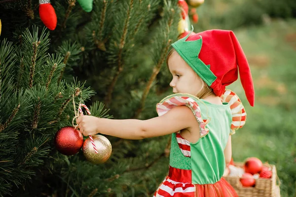 7月のクリスマス 子供は7月に木でクリスマスを待っています クリスマスツリーを飾る少女の肖像画 冬休みや人の概念です メリークリスマスとハッピーホリデー — ストック写真