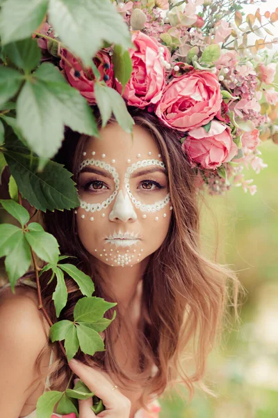 Mujer Joven Con Cráneo Pintado Cara Para Día Los Muertos — Foto de Stock