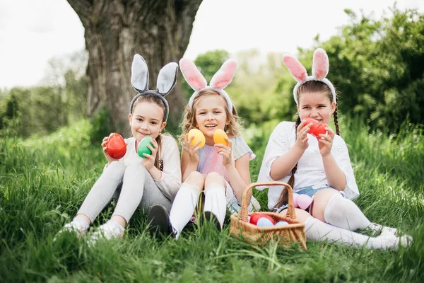 Easter Egg Hunt Group Children Wearing Bunny Ears Running Pick — Stock Photo, Image