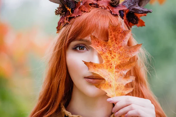 Víla Jelení Rohy Podzimním Lese Obličej Krásná Záhadná Žena Zrzka — Stock fotografie