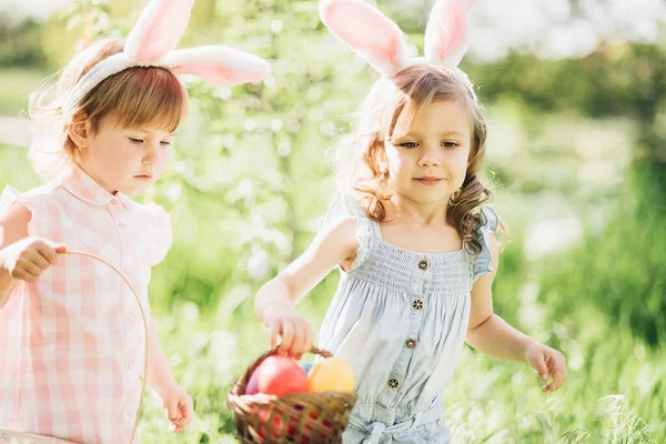 Húsvéti Tojásvadászat Csoport Gyerekek Viselő Nyuszifül Fut Hogy Vegye Fel — Stock Fotó