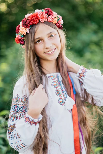 Chica Corona Tradicional Ucraniana Cabeza Bandera Azul Amarillo Ucrania Campo — Foto de Stock