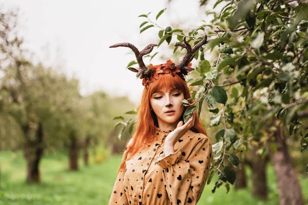 Fee Vrouw Met Herten Hoorns Herfst Bos Gezicht Schilderen Mooie — Stockfoto