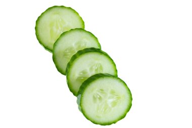 Salatalık dilimleri kırpma yolu ile beyaza izole edilmiş. Taze salatalık dilimlerinin üst görünüm doku arkaplanını kapatın. Yüzüklere kesilmiş taze salatalık.