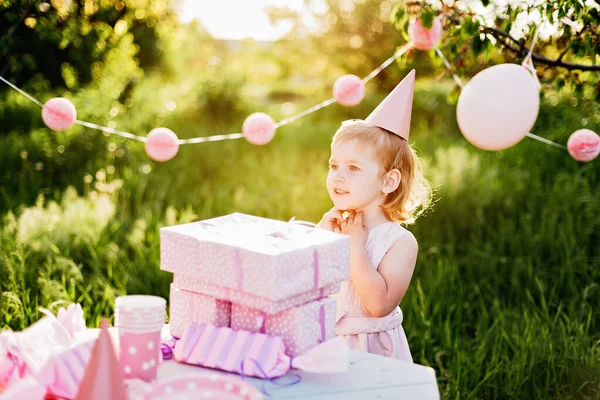 Wszystkiego Najlepszego Mała Dziewczynka Pudełkiem Prezentów Pięknym Ogrodzie Dziecko Jeść — Zdjęcie stockowe