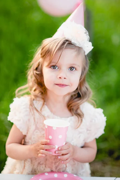 Buon Compleanno Bambina Con Arredamento Rosa Nel Bellissimo Giardino Bambino — Foto Stock