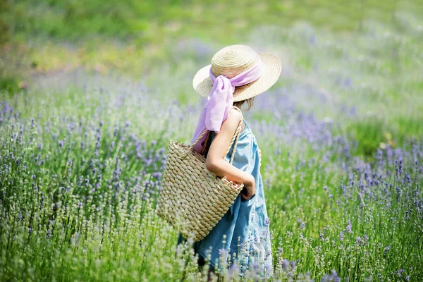 ラベンダー畑の少女 子供のファンタジー 夏の紫色のラベンダー畑で花を嗅ぐ笑顔の女の子 美しい喜びのブロンド白人の女の子の肖像画 陽気な子 — ストック写真