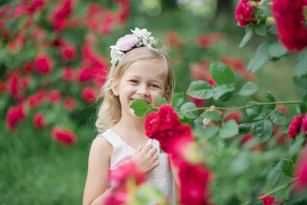 Nyári Portré Egy Csinos Kislányról Fehér Ruhában Kalapban Virágillatú Rózsakertben — Stock Fotó