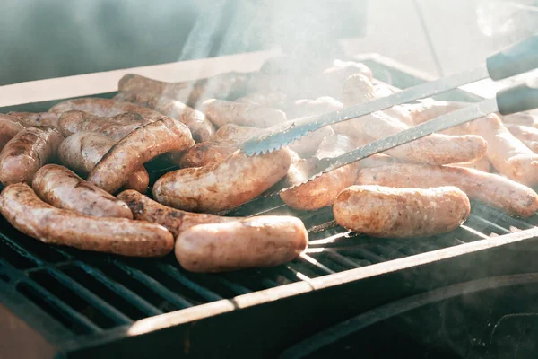 Grilled Sausages Bratwurst Grill Smoke Flame Delicious German Sausages Barbecue — Stock Photo, Image