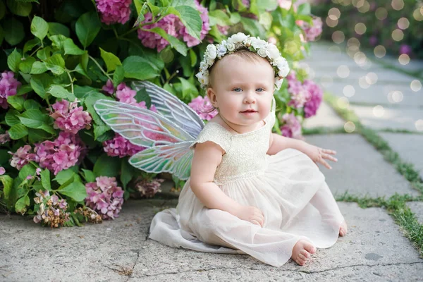 Fille Avec Des Ailes Papillon Dans Parc Hortensia Beauté Imagination — Photo