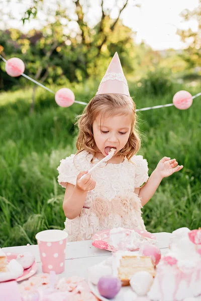 Boldog Szülinapos Kislány Rózsaszín Dekorációval Gyönyörű Kertben Gyerek Boldog Szülinapot — Stock Fotó