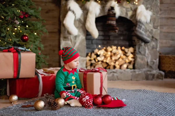 크리스마스 상자를 아이가 행복하겠지 장식된 방에서 크리스마스 선물을 크리스마스와 사람들의 — 스톡 사진