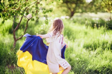 Ukrayna Bağımsızlık Bayrağı Günü. Anayasa günü. Üzerinde Ukrayna 'nın sarı ve mavi bayrağı olan nakışlı tişörtlü çocuk Ukraynalı kız çocuğu. Ukrayna 'nın bayrak sembolleri. Kiev, Kiev günü