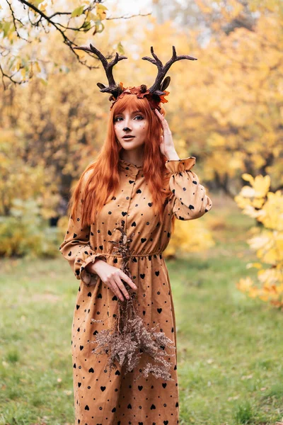 Fee Vrouw Met Herten Hoorns Herfst Bos Gezicht Schilderen Mooie — Stockfoto