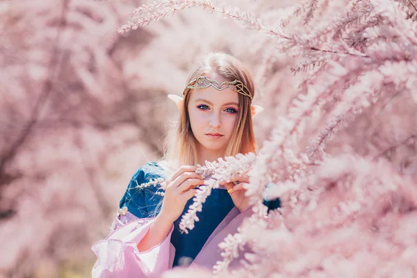Belle Fille Blonde Romantique Aux Yeux Bleus Posant Forêt Rêve — Photo