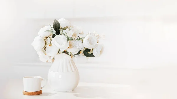 Bodegón Con Taza Café Ramo Flores Blancas Jarrón Sobre Mesa —  Fotos de Stock