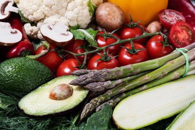 çeşitli sebzeler. Sağlıklı gıda konsepti. Düz yatıyordu. Taze sebzeler, otlar ve baharatlar. Çiğ sebze teslimatı.