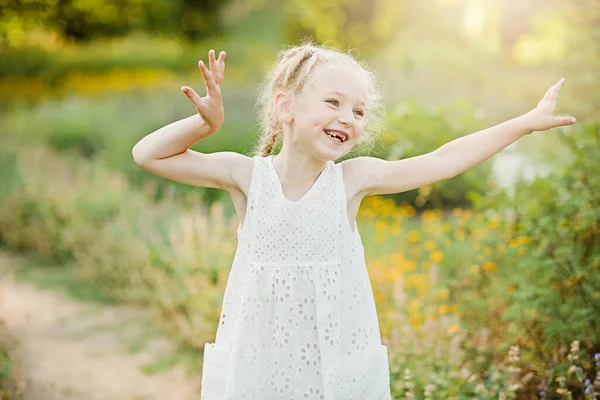 Kleines Mädchen Lavendelfeld Kinderfantasie Lächelndes Mädchen Beim Blütenschnuppern Sommerlila Lavendelfeld — Stockfoto