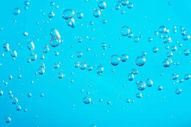 Makro Aloe vera jel serumu kozmetik desen mavi arkaplanı kabarcıklarla kapatın. Acımasızca. Limon çimeni cilt bakımı ürünü. Aloe veralı antibakteriyel sıvı, nemlendirici..