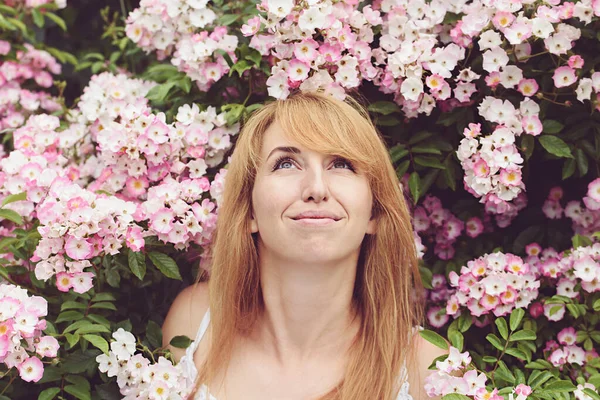 Lente Zomer Jonge Vrouw Schattig Blond Ruiken Aroma Van Roze — Stockfoto