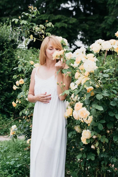 Våren Och Sommaren Ung Kvinna Bedårande Blond Sniffande Doft Rosa — Stockfoto