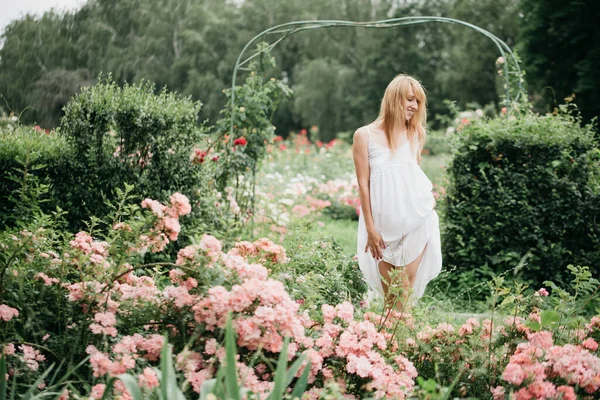 Våren Och Sommaren Ung Kvinna Bedårande Blond Sniffande Doft Rosa — Stockfoto