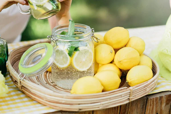 Teller Mit Reifen Frischen Zitronen Und Limonade Salzwasser Vitaminkonzept Kopierraum — Stockfoto