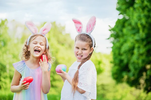 Påskeeggjakt Gruppe Barn Med Kaninører Som Løper Plukke Opp Fargerike – stockfoto
